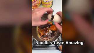 Bún, bún, trứng bò và rau củ