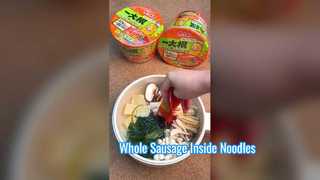 Có cả một chiếc xúc xích lớn bên trong mì ăn liền.
