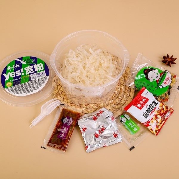 Nước sôi 5 Mins Wide Flat Vermicelli Nudles tức thời với đậu phộng và Vermicelli rộng