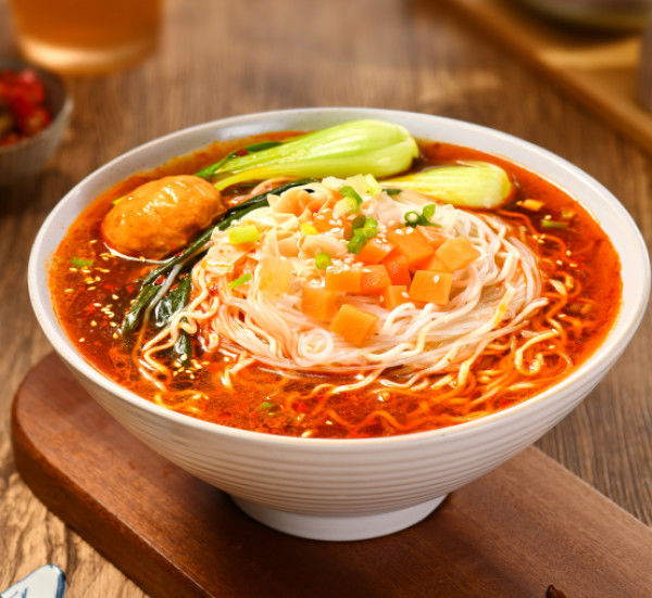 Món mì nấu chín và chua ngon Súp Vermicelli và mì 12 tháng Nấu mì nấu chín nóng
