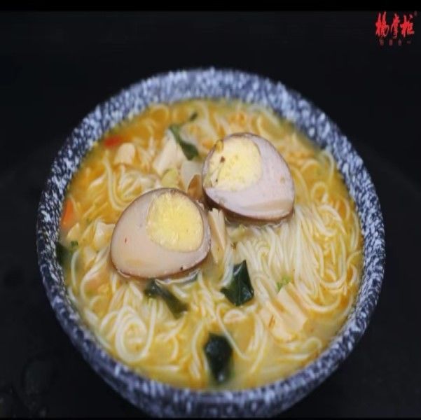 Nụ ngọt ngào ngọt ngào thịt bò Nudles tức thời thuận tiện và được chứng nhận cho một bữa ăn nhanh