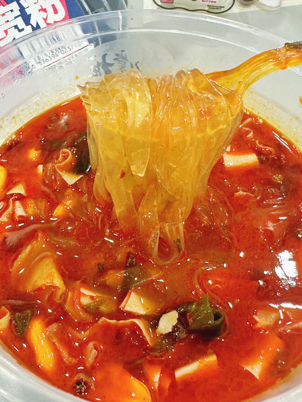 Chongqing chua và vị cay Cup mì với Vermicelli mức độ nóng cay và thành phần Vermicelli
