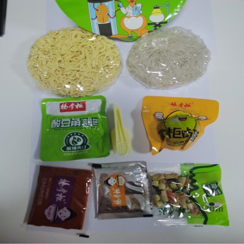 Nudles tức thời chiên với một quả trứng toàn bộ với vermicelli không chiên