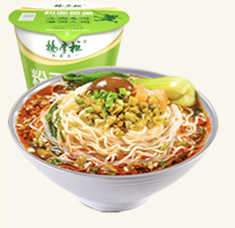 Nudles tức thời chiên với một quả trứng toàn bộ với vermicelli không chiên