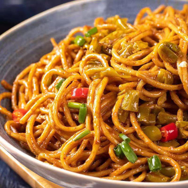 Thưởng thức sự kết hợp hoàn hảo của nước sốt mè và một chút gia vị trong spaghetti chay