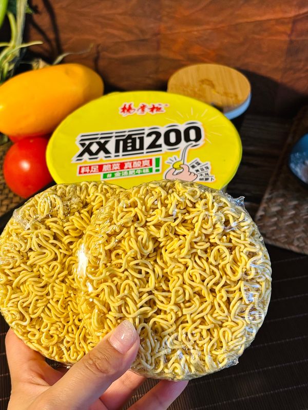 Phương pháp nấu nướng Nước sôi ướp nướng Ramen tức thời Nudle hương vị Súp vàng Thịt bò hương vị Các thành phần rau