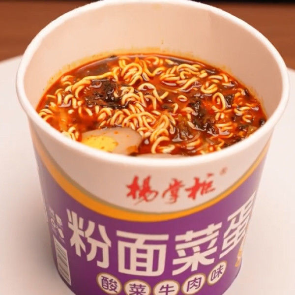 189g*12 Vermicelli và mì dưa chuột xôi Mùi tây xanh Hương vị thịt bò được làm từ các thành phần rau