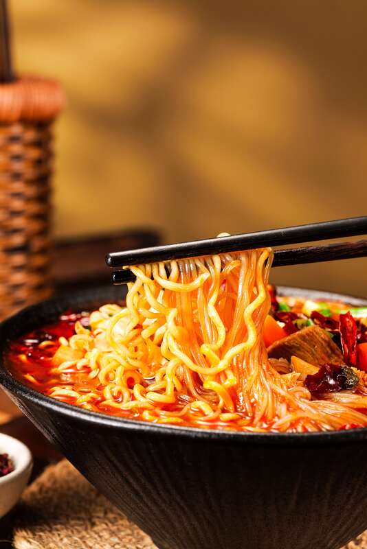 92g12 Cup Noodles Chongqing Mala hương vị rau Sản phẩm thực phẩm ngay lập tức Noodles lý tưởng cho các dịch vụ phục vụ bữa ăn và khách sạn