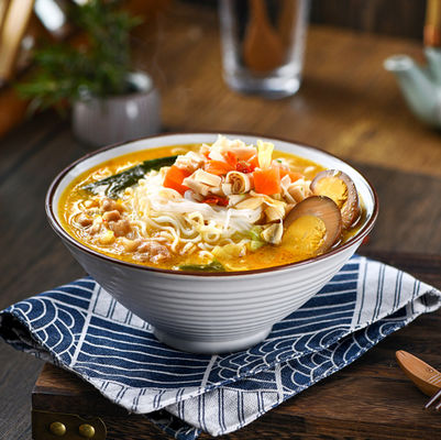 Mì ăn liền hương vị bò với rau củ và trứng ngâm trong súp vàng Mì ăn liền hương vị bò