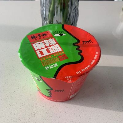 146g Vermicelli chua và cay và mì ngay lập tức cho một bữa ăn ngon